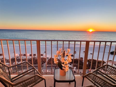 Sea Yourself!   Beachfront Condo, Sleeps 8, 7th Floor