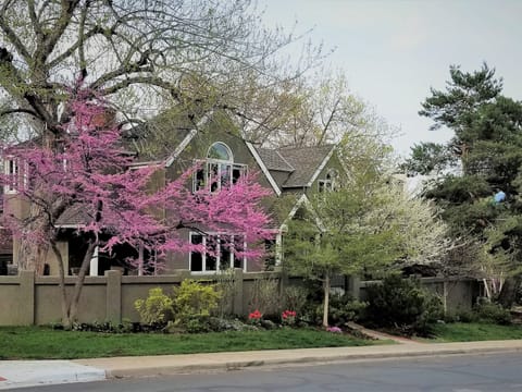 Located blocks from Chautauqua Park & the University of Colorado