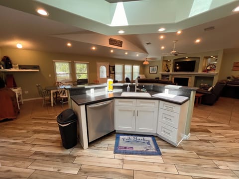 Kitchen - 2 sinks, oven, fridge, microwave, and fully stocked