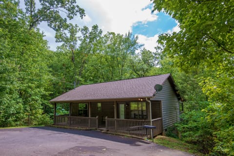 Pigeon Forge Cabin "Honeymoon Hideaway"
