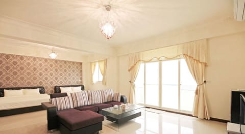 Deluxe Quadruple Room | Bathroom | Shower, free toiletries, hair dryer, towels