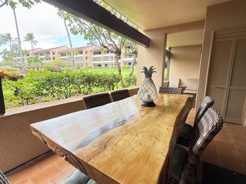 Beautiful Lanai / Patio facing gardens and pool perfect for outdoor dining
