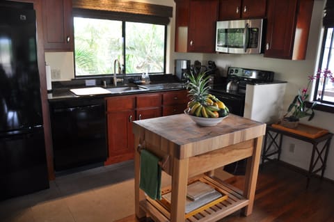 Can see the ocean while doing dishes!