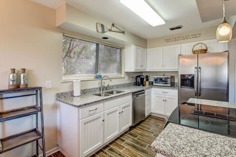 Fully Equipped Luxury Kitchen with Granite Counters and Stainless Steel Appliances