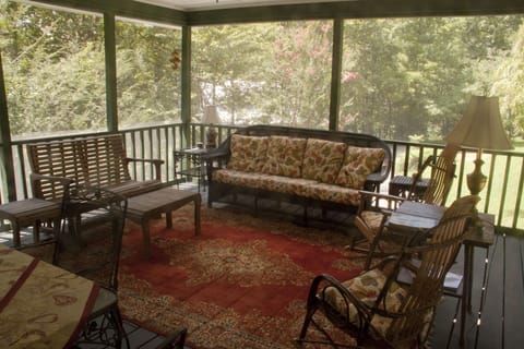 Large screened porch!