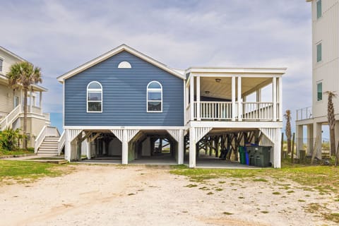 Welcome to Seascape Wonder, your Folly Beach getaway perched right on the water