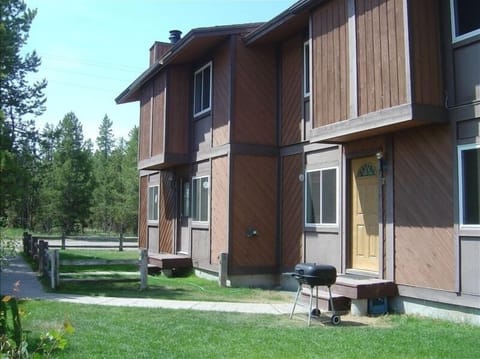 Quiet 4 bedroom townhouse located across from Gallatin Nat'l Forest