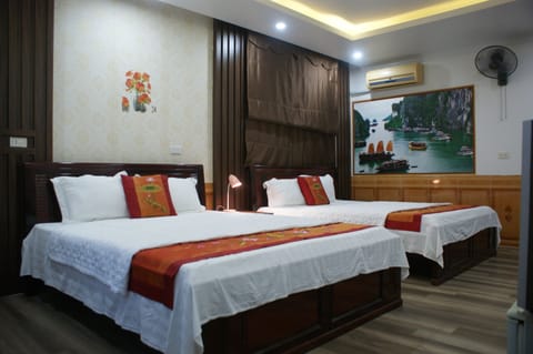 Deluxe Quadruple Room | Desk, blackout drapes, free WiFi, bed sheets