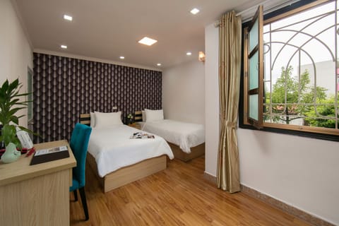 Basic Double or Twin Room, City View | 1 bedroom, minibar, in-room safe, desk