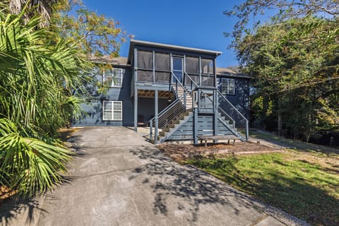 Welcome to Jangada Breeze, a beautifully refreshed island getaway on Folly Beach