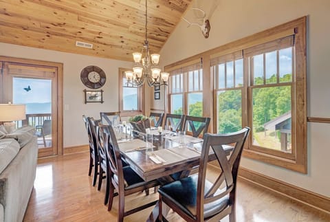 Dining Room--- Bright and Inviting