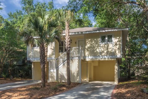 Welcome to Carolina Sunset, a coastal cottage located in the quiet Twin Oaks community on the Isle of Palms