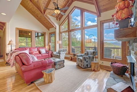 Living Room--- Vaulted Ceilings, Mountain