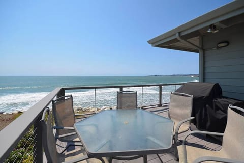 upstairs outdoor dining/bbq