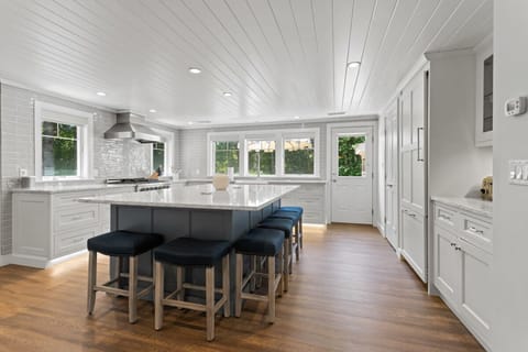 Island seating for 6