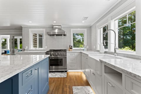 Beautiful, bright kitchen