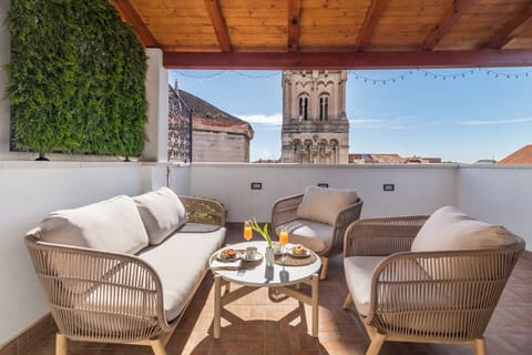 Luxury Apartment | Terrace/patio