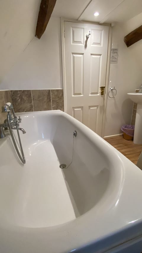 Family Room (Room 5) | Bathroom | Towels, soap