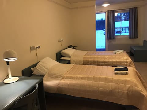 Basic Twin Room | Desk, WiFi (free), bed sheets