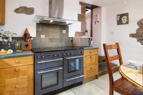 Double oven and ceramic hob.