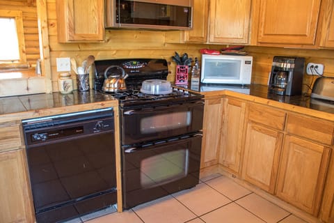 Double oven, upper and lower. Very handy when cooking for large group!