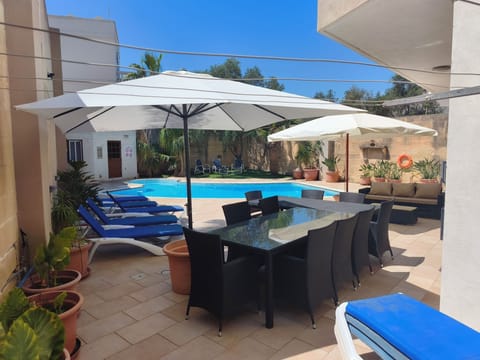 Villa Naxxar Malta - 900 sqm with glorious sunny private pool, sun loungers, BBQ