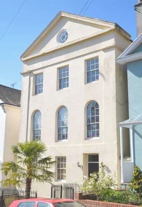 Front of the Georgian building.   Flat 1 is located down the stairs at the front