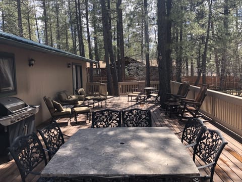 Huge Outside Deck! Dining Seating for 8, BBQ- Multiple Seating Areas & BBQ