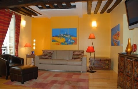 FULL VIEW OF LIVING ROOM, PLASMA TV, SUNNY, CHARMING BEAMED CEILING
