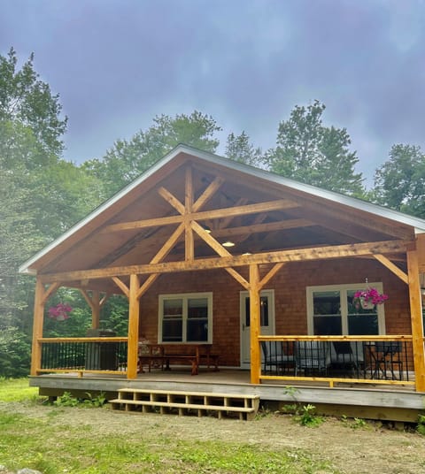 Modern Cottage with all amenities with a magnificent brand new  porch added..
