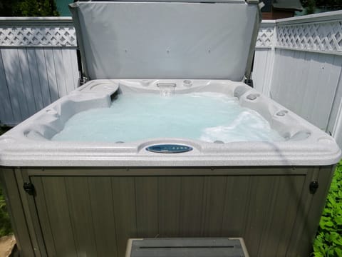 Hot Tub beside the Sun Deck
