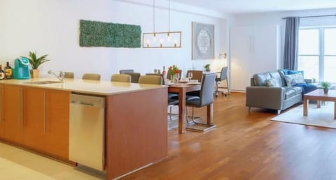 We are Superhost since 2015 with over a 3500 great reviews ! We have all the city permits and insurance required.
             *** 100% LEGAL **

Huge open space:  living room, dining area, work space, 1 murphy bed  with Queen memory foam mattresses