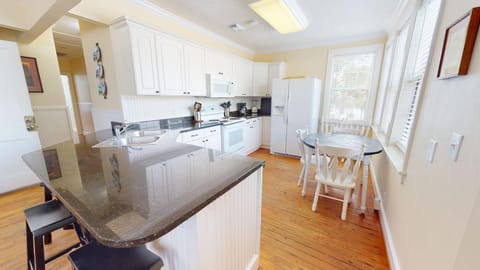 Upper Level Eat-In Kitchen