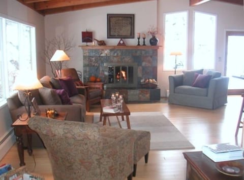 Main living area - open to kitchen through breakfast bar