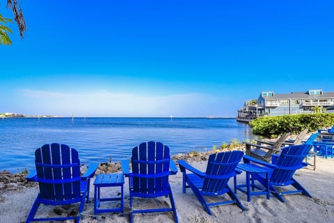 Walking or biking distance to Fishermen's Village. 