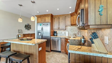 Fully equipped kitchen with maple cabinetry