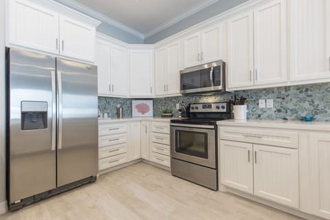 Spacious kitchen fully equipped with kitchen utensils!