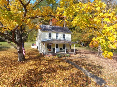 1st Choice Lodging - Laurel Run Cottage Fall Season
