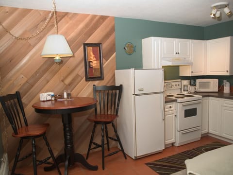 Suite full kitchen & pub table/chairs