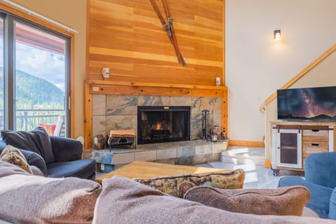 Gorgeous spacious 2 story Living Room with wood burning fireplace & 42" 4K HDTV!