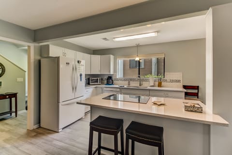 Fully Equipped Luxury Kitchen with Granite Counters