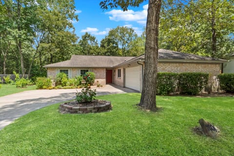 Welcome to The Peaceful Perch! Beautiful Garden Oasis in the Heart of The Woodlands!