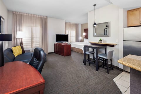 Studio, 1 King Bed with Sofa bed | Desk, iron/ironing board, free cribs/infant beds, free WiFi