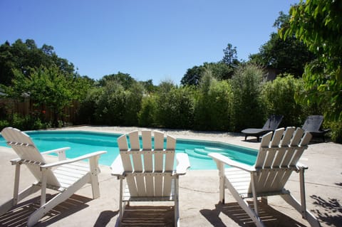 Enjoy our home with a huge heated swimming pool located near Sonoma town square.