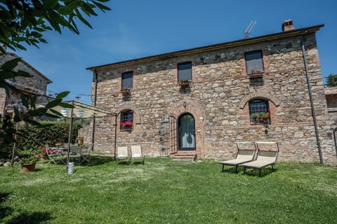 Esterno della casa con spazio privato non recintato