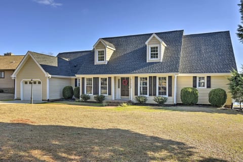 Sanford Vacation Rental | 4BR | 2.5BA | 2,500 Sq Ft | 3 Steps to Enter