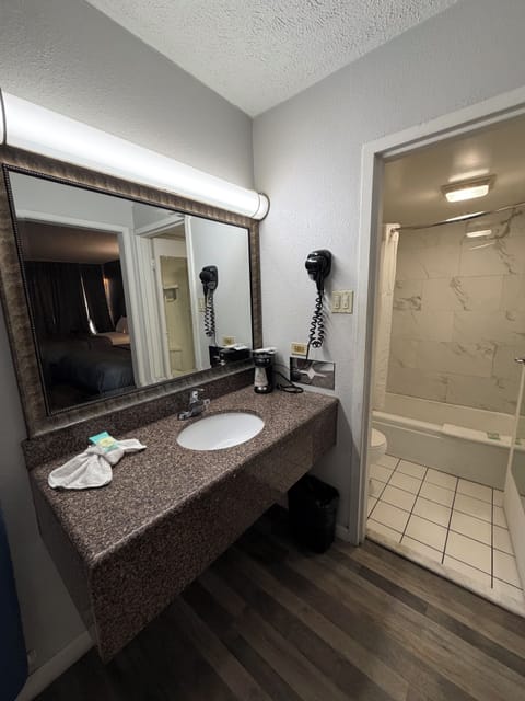 Combined shower/tub, rainfall showerhead, eco-friendly toiletries