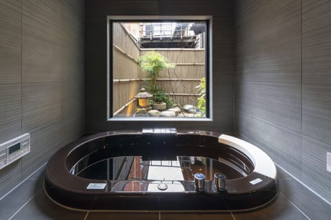 Private Vacation Home | Deep soaking bathtub