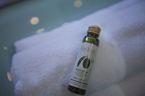 Standard Triple Room | Bathroom amenities | Shower, rainfall showerhead, free toiletries, bidet