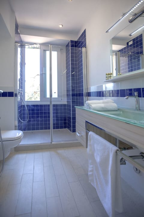 Standard Triple Room | Bathroom | Shower, rainfall showerhead, free toiletries, bidet